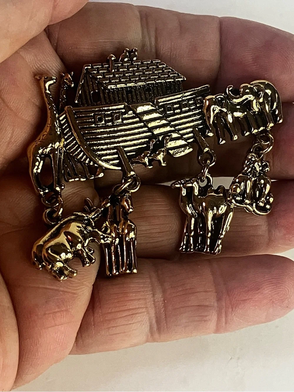 New Noah’s Ark Brooch Gold Tone With Elephants Rhinos Lions Horses Giraffes